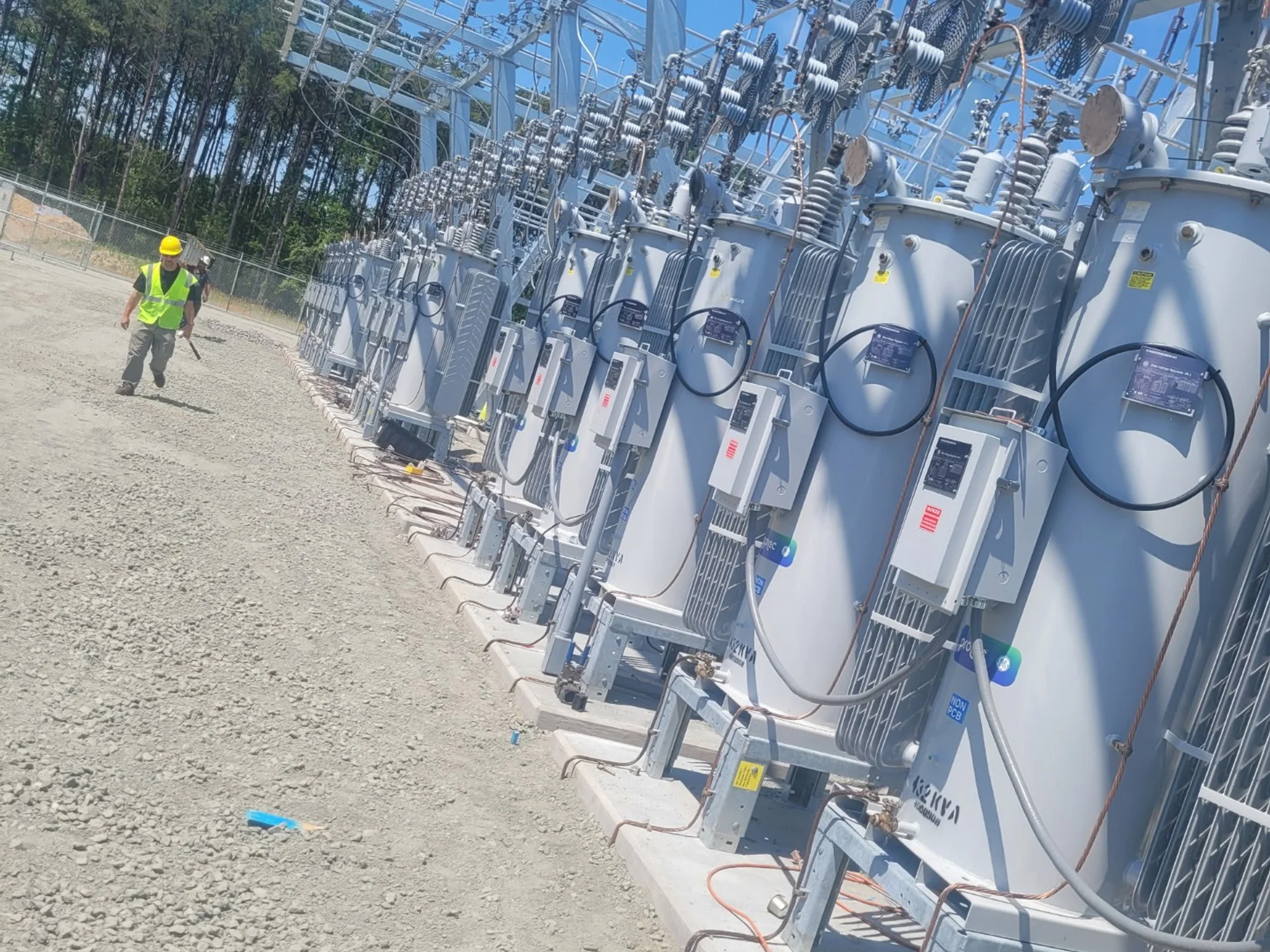 Bushing leak inspection on a transformer