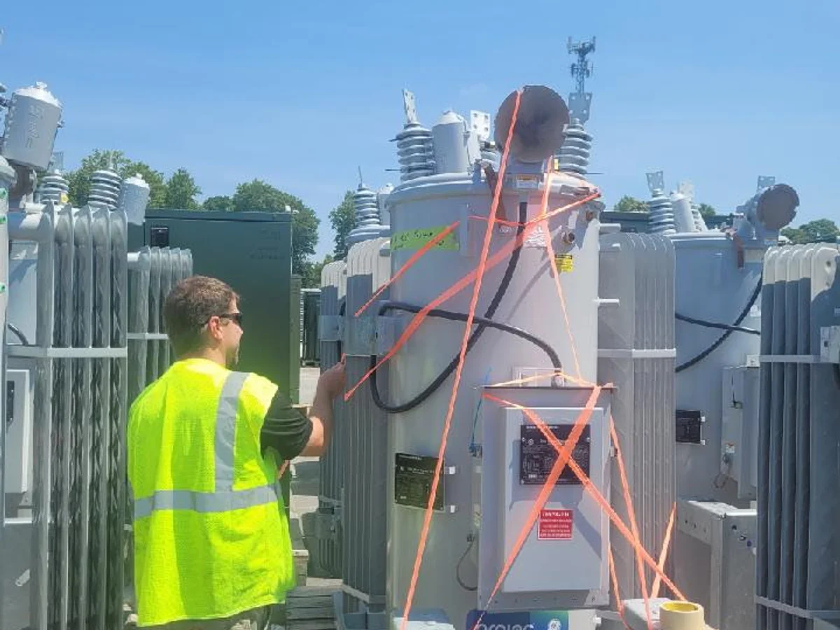 Drain valve replacement on a transformer tank